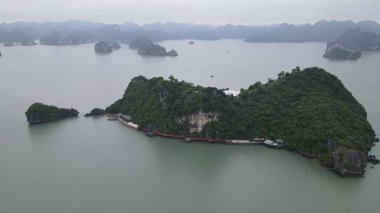 Ha Long Körfezi, Vietnam - 26 Kasım 2022: 