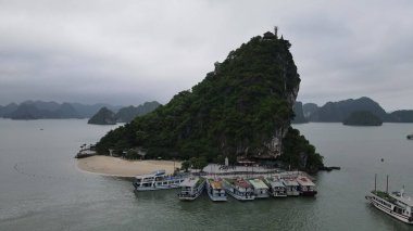 Ha Long Körfezi, Vietnam - 26 Kasım 2022: 