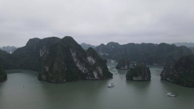 Ha Long Körfezi, Vietnam - 26 Kasım 2022: 