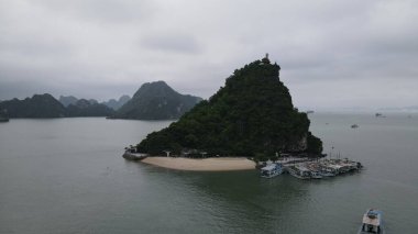 Ha Long Körfezi, Vietnam - 26 Kasım 2022: 