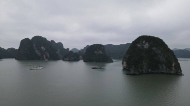 Ha Long Körfezi, Vietnam - 26 Kasım 2022: 