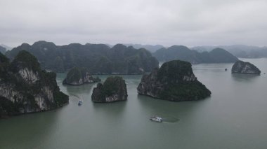 Ha Long Körfezi, Vietnam - 26 Kasım 2022: 
