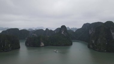 Ha Long Körfezi, Vietnam - 26 Kasım 2022: 