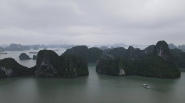 Ha Long Körfezi, Vietnam - 26 Kasım 2022: 