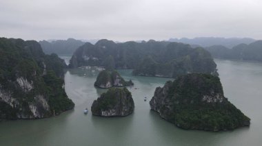 Ha Long Körfezi, Vietnam - 26 Kasım 2022: 