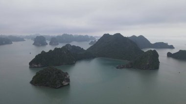 Ha Long Körfezi, Vietnam - 26 Kasım 2022: 