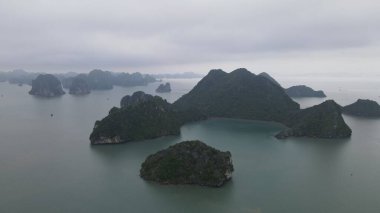 Ha Long Körfezi, Vietnam - 26 Kasım 2022: 