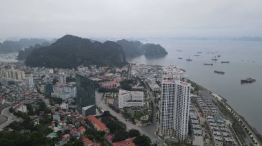Ha Long Körfezi, Vietnam - 26 Kasım 2022: 