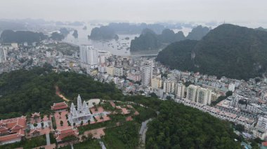 Ha Long Körfezi, Vietnam - 26 Kasım 2022: 