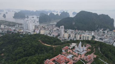 Ha Long Körfezi, Vietnam - 26 Kasım 2022: 