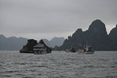 Ha Long Körfezi, Vietnam - 26 Kasım 2022: 