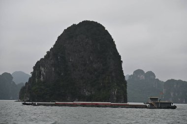 Ha Long Körfezi, Vietnam - 26 Kasım 2022: 