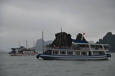 Ha Long Körfezi, Vietnam - 26 Kasım 2022: 