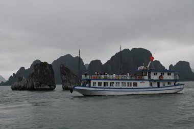 Ha Long Körfezi, Vietnam - 26 Kasım 2022: 