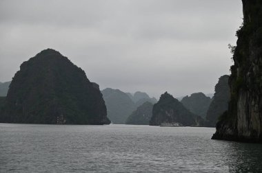 Ha Long Körfezi, Vietnam - 26 Kasım 2022: 