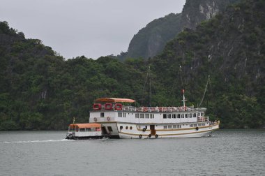 Ha Long Körfezi, Vietnam - 26 Kasım 2022: 