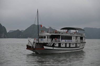 Ha Long Körfezi, Vietnam - 26 Kasım 2022: 