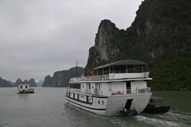 Ha Long Körfezi, Vietnam - 26 Kasım 2022: 