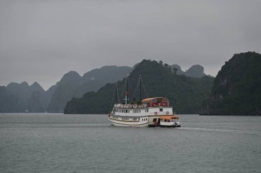 Ha Long Körfezi, Vietnam - 26 Kasım 2022: 
