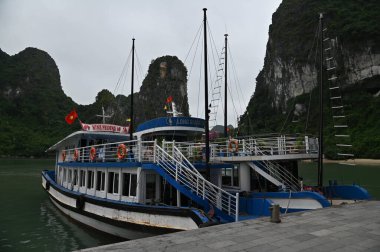 Ha Long Körfezi, Vietnam - 26 Kasım 2022: 