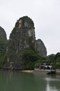 Ha Long Körfezi, Vietnam - 26 Kasım 2022: 