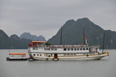 Ha Long Körfezi, Vietnam - 26 Kasım 2022: 
