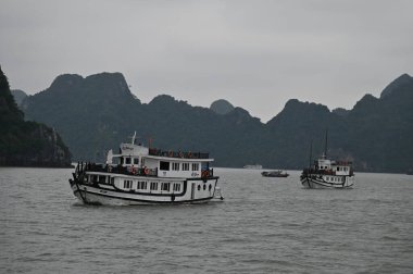 Ha Long Körfezi, Vietnam - 26 Kasım 2022: 