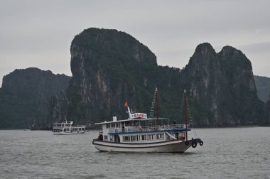 Ha Long Körfezi, Vietnam - 26 Kasım 2022: 
