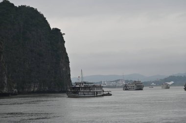 Ha Long Körfezi, Vietnam - 26 Kasım 2022: 