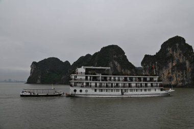 Ha Long Körfezi, Vietnam - 26 Kasım 2022: 