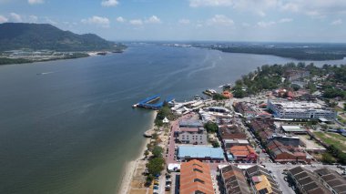 Lumsia, Malezya - 16 Şubat 2024: Lumut Rıhtımı ve Marina Adası Havadan Görünümü