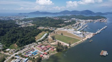 Lumsia, Malezya - 16 Şubat 2024: Lumut Rıhtımı ve Marina Adası Havadan Görünümü