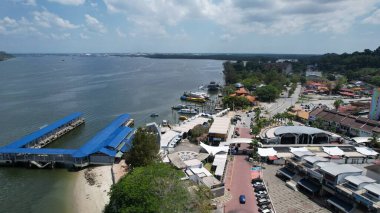 Lumsia, Malezya - 16 Şubat 2024: Lumut Rıhtımı ve Marina Adası Havadan Görünümü