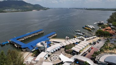 Lumsia, Malezya - 16 Şubat 2024: Lumut Rıhtımı ve Marina Adası Havadan Görünümü