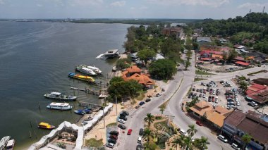 Lumsia, Malezya - 16 Şubat 2024: Lumut Rıhtımı ve Marina Adası Havadan Görünümü