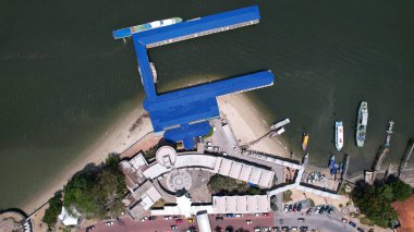 Lumsia, Malezya - 16 Şubat 2024: Lumut Rıhtımı ve Marina Adası Havadan Görünümü