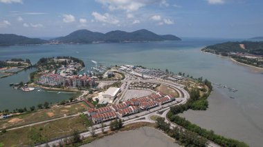 Lumsia, Malezya - 16 Şubat 2024: Lumut Rıhtımı ve Marina Adası Havadan Görünümü