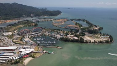 Lumsia, Malezya - 16 Şubat 2024: Lumut Rıhtımı ve Marina Adası Havadan Görünümü