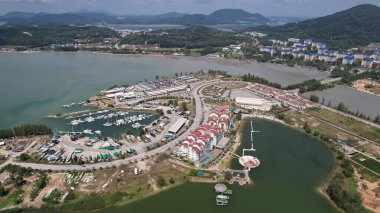 Lumsia, Malezya - 16 Şubat 2024: Lumut Rıhtımı ve Marina Adası Havadan Görünümü