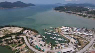 Lumsia, Malezya - 16 Şubat 2024: Lumut Rıhtımı ve Marina Adası Havadan Görünümü