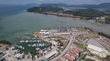Lumsia, Malezya - 16 Şubat 2024: Lumut Rıhtımı ve Marina Adası Havadan Görünümü