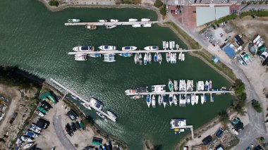 Lumsia, Malezya - 16 Şubat 2024: Lumut Rıhtımı ve Marina Adası Havadan Görünümü