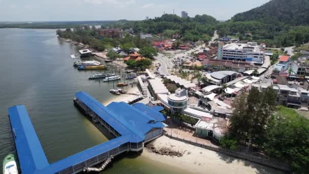 马来西亚卢穆特 2024年2月16日 卢穆特海滨和滨海岛的空中景观 — 图库视频影像
