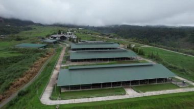 Kundasang, Malezya - 28 Mayıs 2024: Desa Süt Hayvanı Çiftliği Hava Görüntüsü