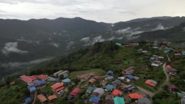 Yağmur Ormanları Dağı Vadisi üzerindeki Bulut Denizi 'nin Havadan Görünümü