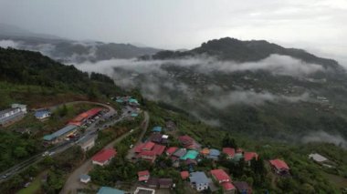 Yağmur Ormanları Dağı Vadisi üzerindeki Bulut Denizi 'nin Havadan Görünümü