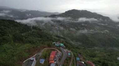 Yağmur Ormanları Dağı Vadisi üzerindeki Bulut Denizi 'nin Havadan Görünümü