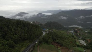 Yağmur Ormanları Dağı Vadisi üzerindeki Bulut Denizi 'nin Havadan Görünümü