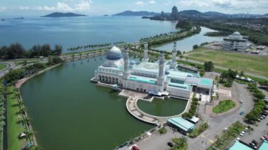Kota Kinabalu, Malezya 30 Mayıs 2024: Kota Kinabalu 'nun Yüzen Camisi