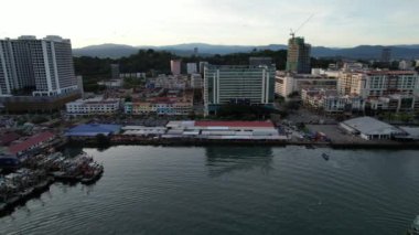 Kota Kinabalu, Malezya 30 Mayıs 2024: Kota Kinabalu Şehir Merkezi Rıhtımı
